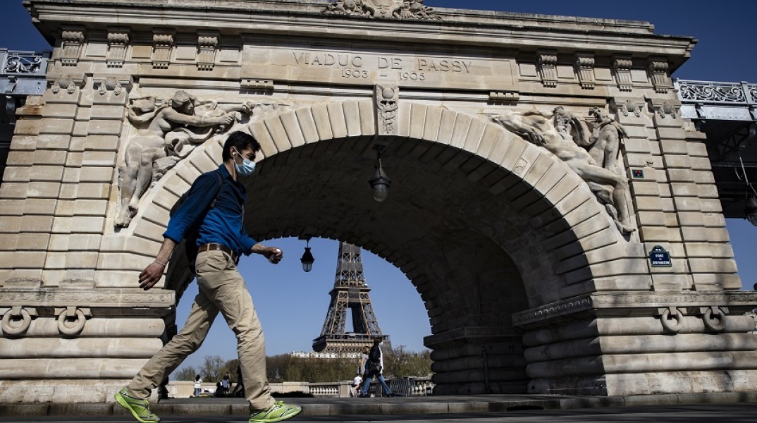 Πολίτης με μάσκα στη Γαλλία