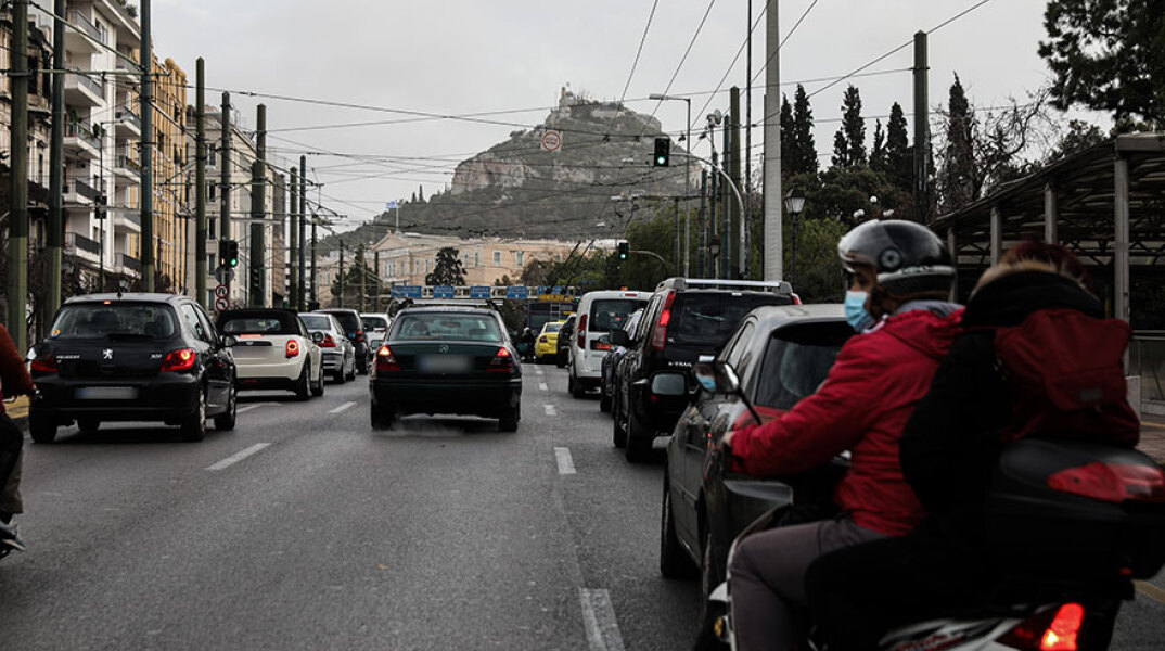 Αυτοκίνητα στο κέντρο της Αθήνας εν μέσω lockdown - Ανοίγουν τα Σαββατοκύριακα οι μετακινήσεις με ΙΧ και ταξί από δήμο σε δήμο