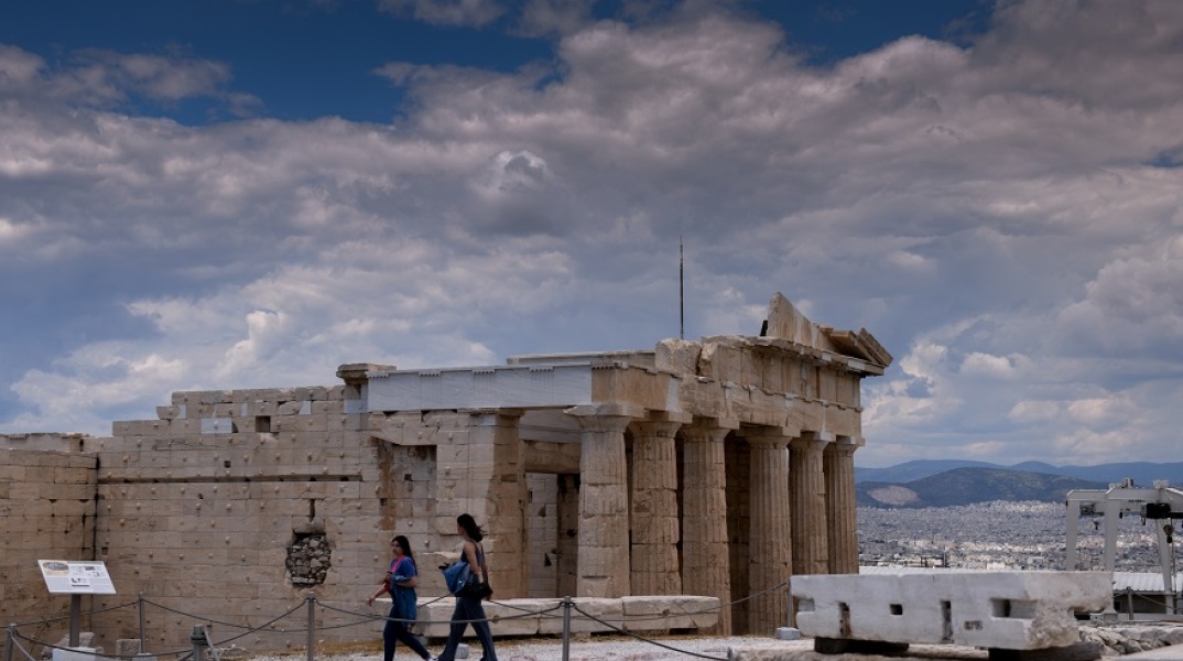Επισκέπτες σε αρχαιολογικό χώρο της Αθήνας