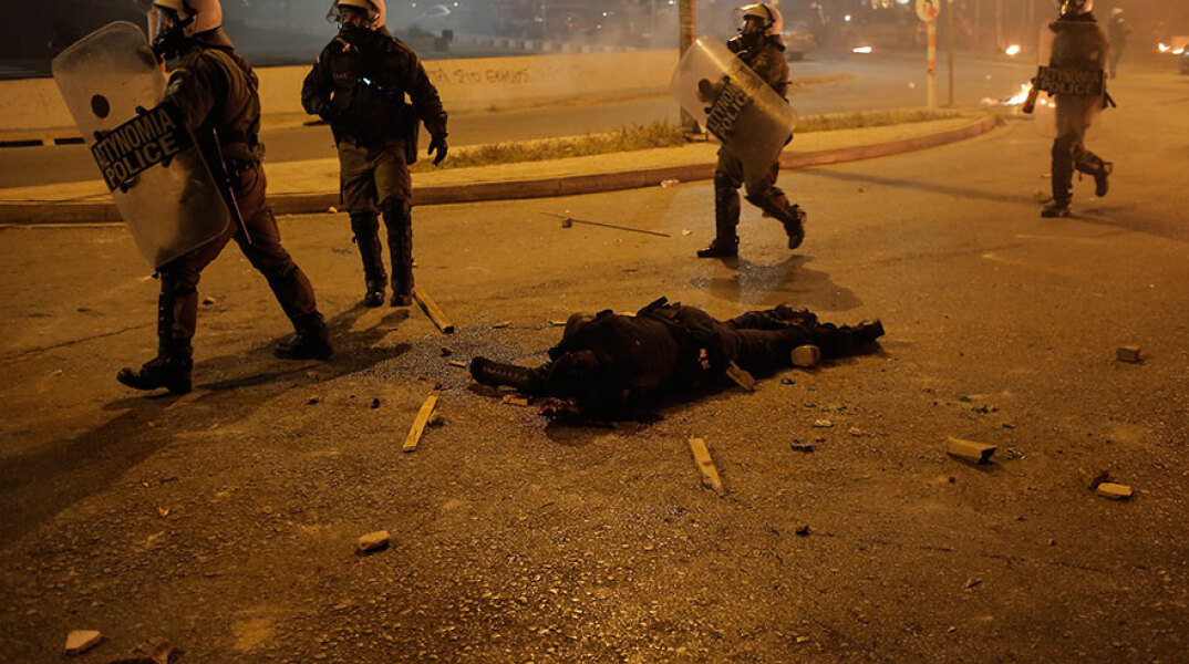 Νέα Σμύρνη: Ο αστυνομικός πεσμένος στην άσφαλτο μετά τον άγριο ξυλοδαρμό του