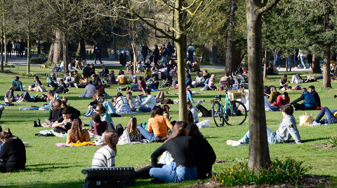 Κορωνοϊός στη Γαλλία: Φοιτητές στην πόλη Μπορντό κάνουν πικ νικ