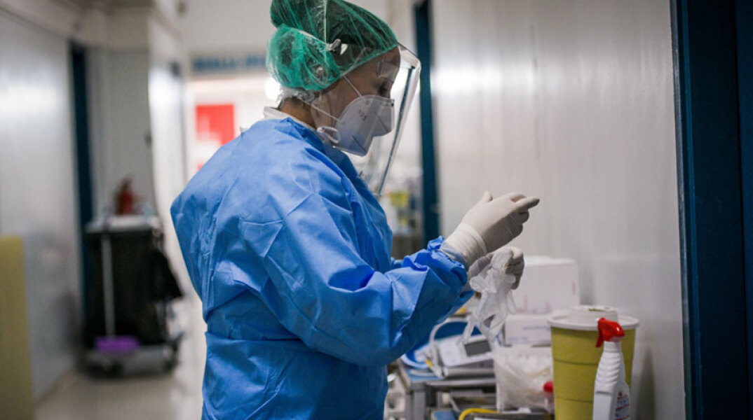 Υγειονομικός σε ΜΕΘ νοσοκομείου με προστατευτική στολή για τον κορωνοϊό