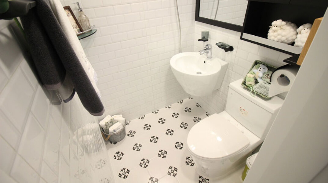 Μπάνιο (ΦΩΤΟ ΑΡΧΕΙΟΥ) - Δεν χρησιμοποιούμε κοινές πετσέτες, οδοντόπαστες κ.λπ όταν στο σπίτι υπάρχει άτομο με θετικό self test στον κορωνοϊό