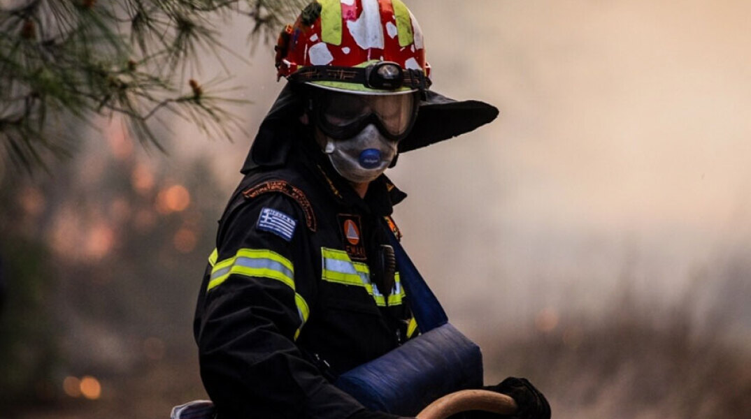 Πυροσβέστης επιχειρεί σε φωτιά (ΦΩΤΟ ΑΡΧΕΙΟΥ) - Εκκενώθηκαν οικισμοί στην Άνδρο