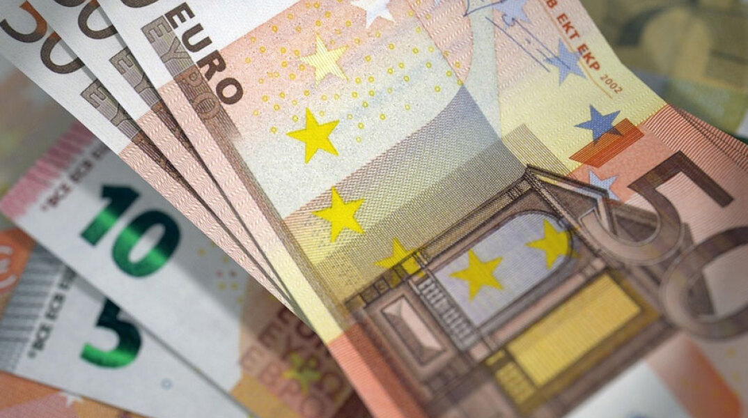 Χαρτονομίσματα ευρώ (ΦΩΤΟ ΑΡΧΕΙΟΥ) Μέχρι τις 12 Απριλίου η καταβολή για το επίδομα των 534 ευρώ