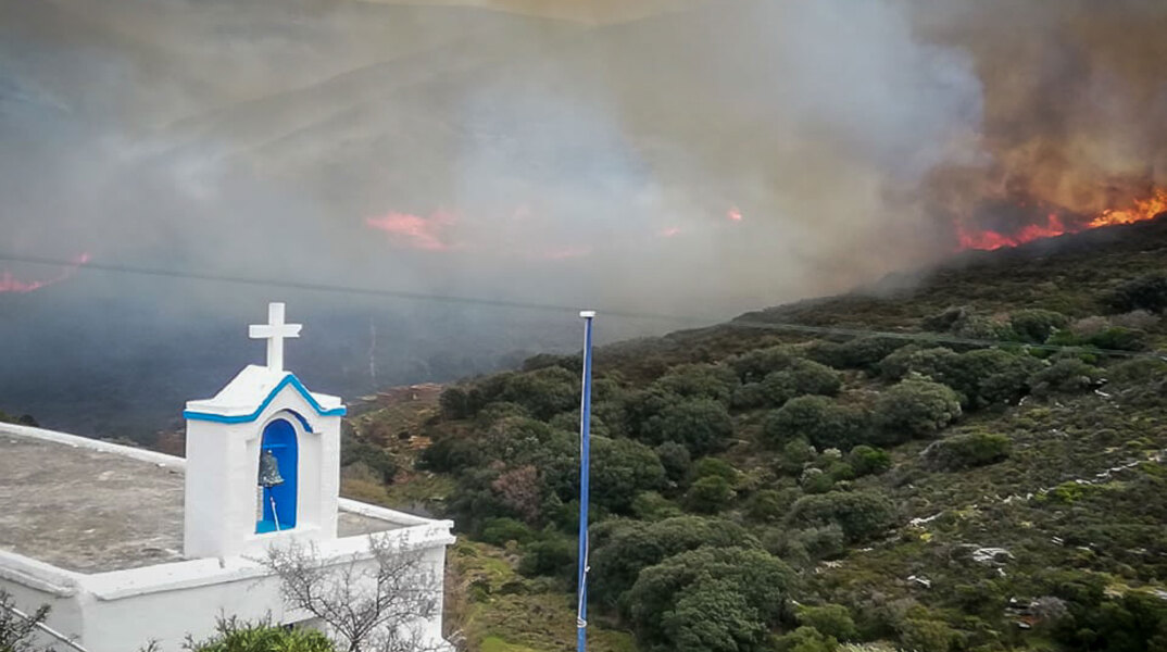 Στις φλόγες η Άνδρος - Συναγερμός για τη φωτιά στο νησί που πήρε μεγάλες διαστάσεις