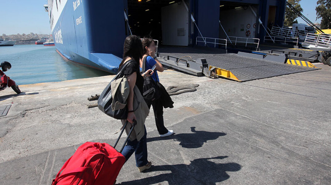 Ταξιδιώτες ετοιμάζονται να μπουν σε πλοίο