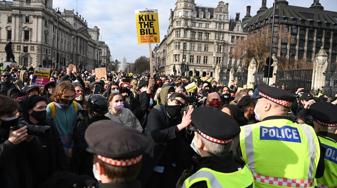 Διαδηλωτές και αστυνομικοί στο Λονδίνο