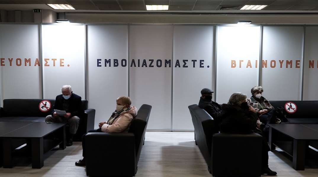 Στιγμιότυπο από την αναμονή για τον εμβολιασμό στο κέντρο «Προμηθέας»