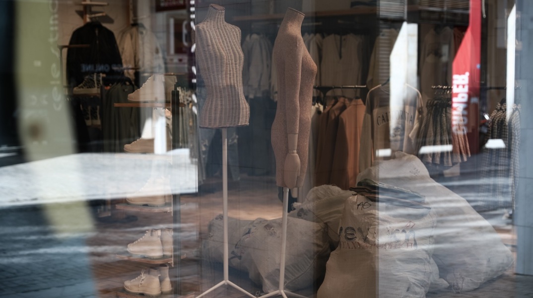 Βιτρίνα καταστήματος στην οδό Ερμού στην Αθήνα