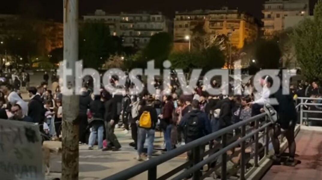 Θεσσαλονίκη: 1.000 άτομα σε υπαίθριο πάρτι στην πλατεία Χημείου του ΑΠΘ