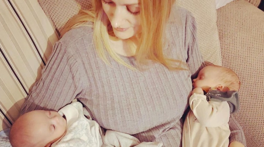 Η 39χρονη Ρεμπέκα Ρόμπερτς κρατά στην αγκαλιά της τα παιδιά της