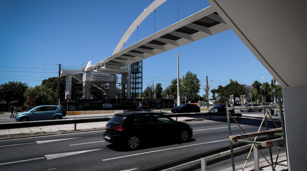 Πεζογέφυρα στην Ποσειδώνος