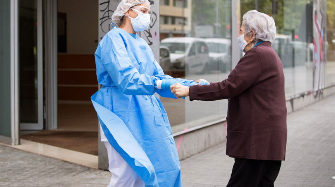 Ισπανία: Ηλικιωμένη με μάσκα για τον κορωνοϊό ευχαριστεί υγειονομικό