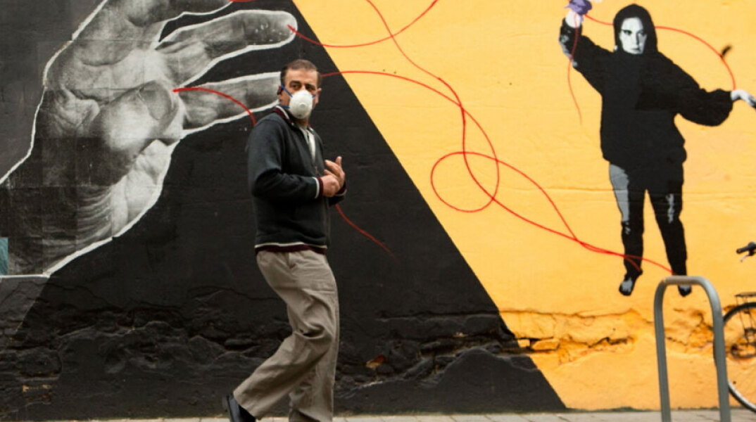 Γκράφιτι για τον κορωνοϊό στην Ισπανία - Η ευρωπαϊκή χώρα συμπληρώνει την πρώτη 10άδα των κρατών με τους περισσότερους νεκρούς από Covid-19