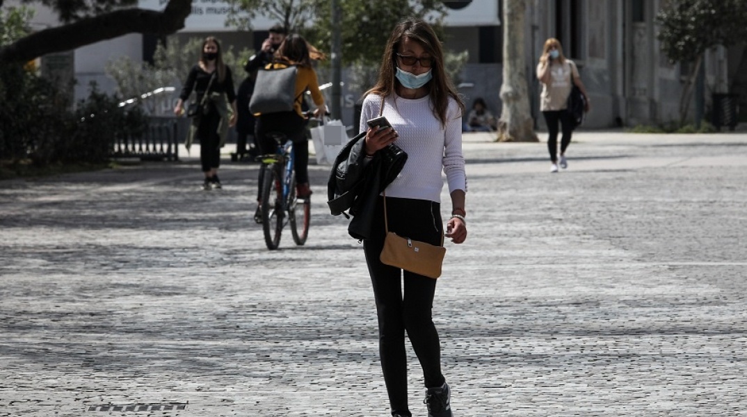 Πολίτες με μάσκα στο κέντρο της Αθήνας 