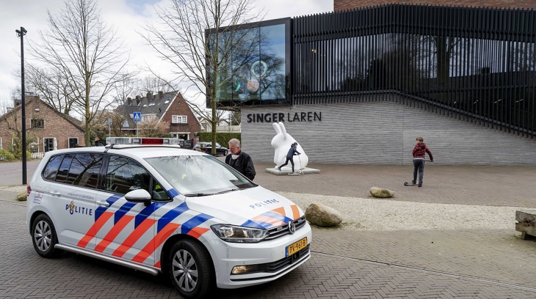 Όχημα της αστυνομίας έξω από το μουσείο από όπου έγινε η κλοπή πίνακα