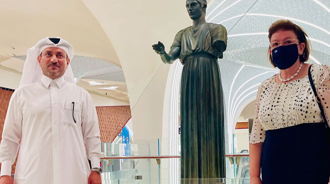 Η Λίνα Μενδώνη δίπλα στο ακριβές αντίγραφο από το άγαλμα Ηνίοχος των Δελφών, που δώρισε η ελληνική κυβέρνηση στο Κατάρ