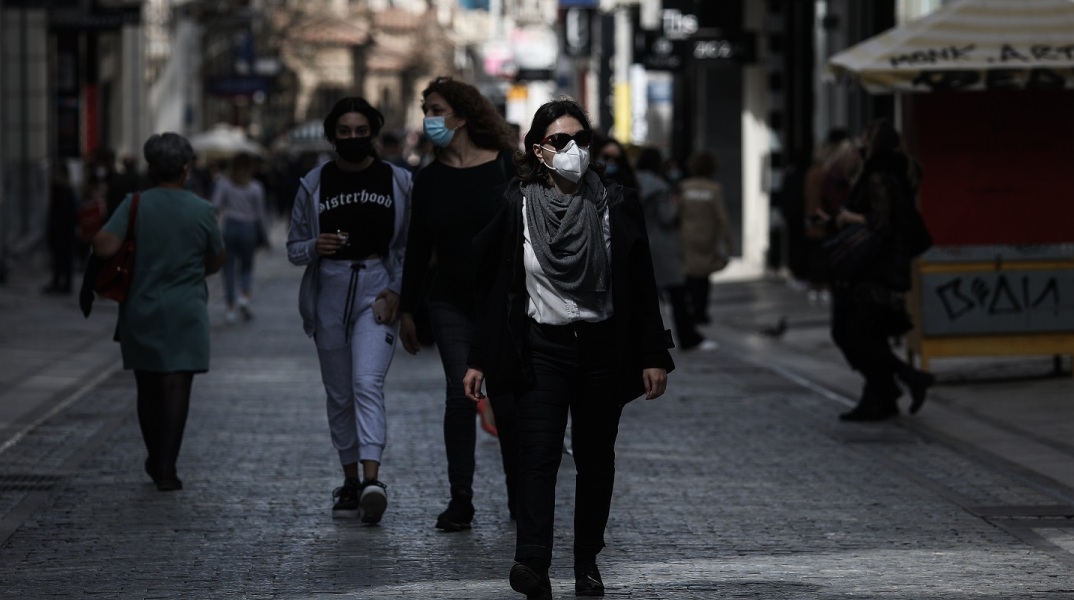 Στιγμιότυπο από την οδό Ερμού την Τρίτη 6 Απριλίου 2021, δεύτερη ημέρα επαναλειτουργίας των καταστημάτων του λιανεμπορίου