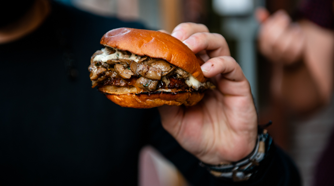 Φοβερό burger στο Smash'n Bun