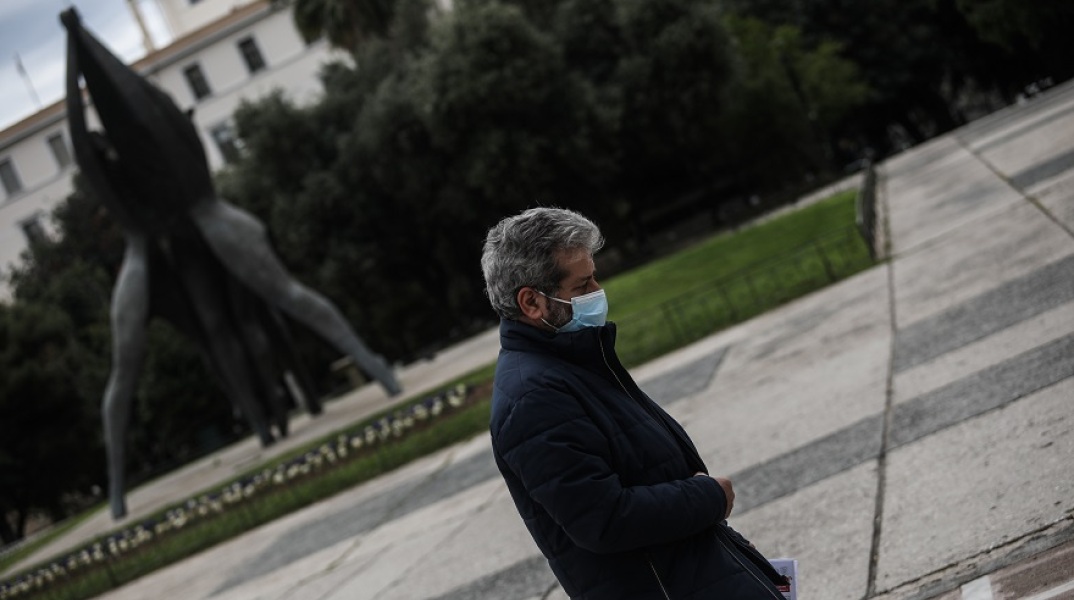 Πολίτης με μάσκα στο κέντρο της Αθήνας