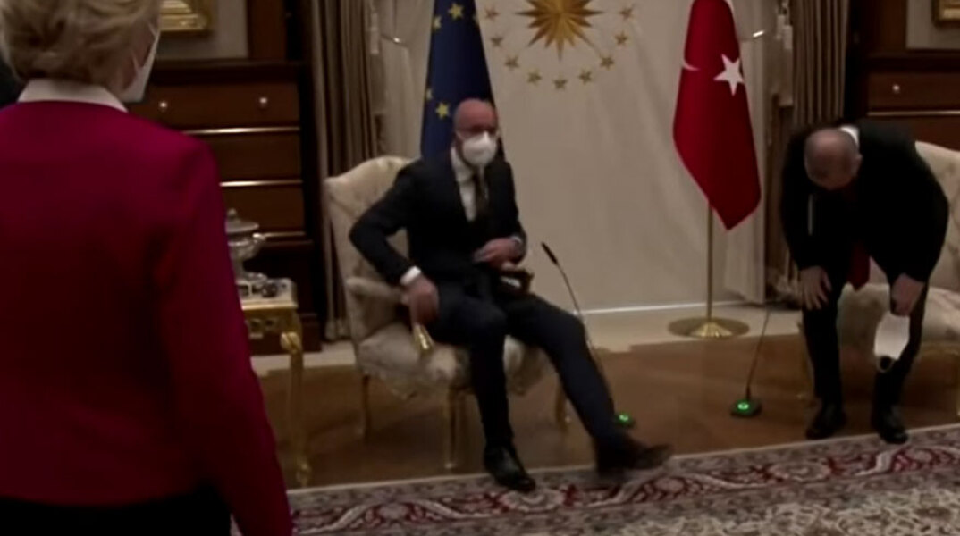 #SofaGate: Δεν υπήρχε διαθέσιμη καρέκλα για την Ούρσουλα Φον ντερ Λάιεν στη συνάντηση με τον Ερντογάν στο Προεδρικό Μέγαρο, με αποτέλεσμα η πρόεδρος της Κομισιόν να μείνει όρθια