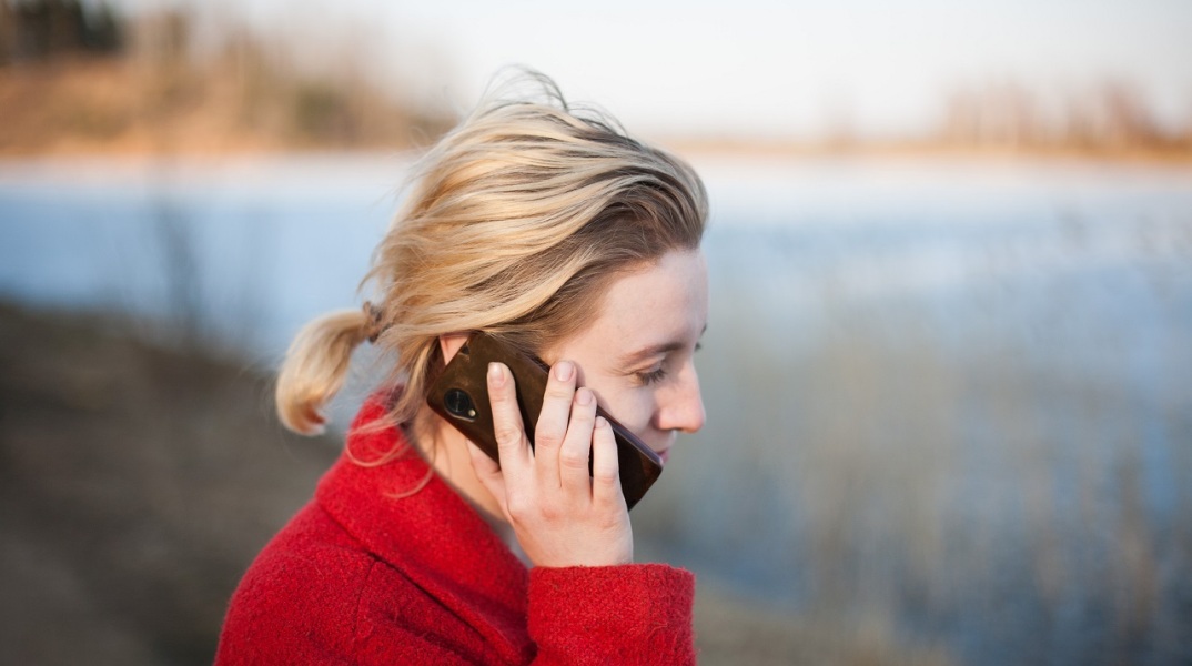 Γυναίκα μιλάει στο κινητό της