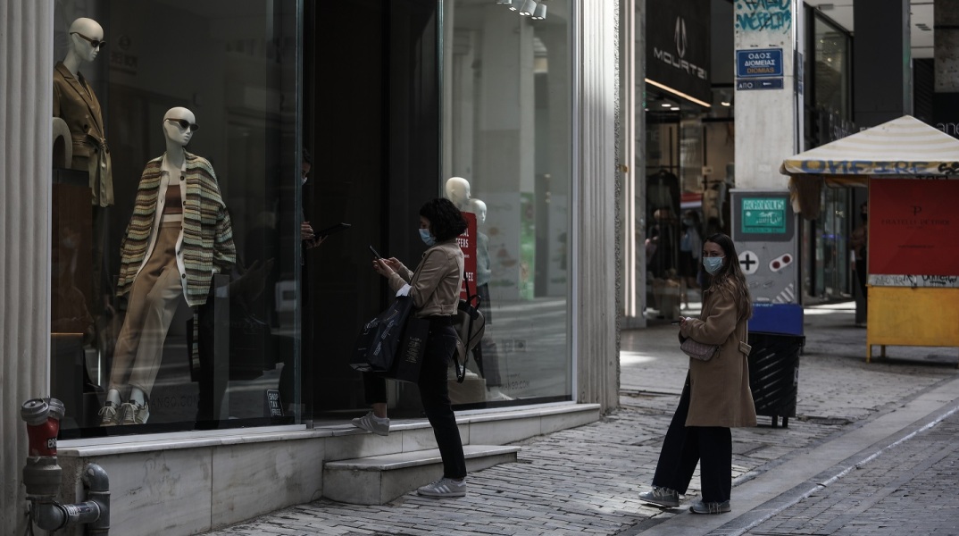 Στιγμιότυπο από την οδό Ερμού την Τρίτη 6 Απριλίου 2021, δεύτερη ημέρα επαναλειτουργίας των καταστημάτων του λιανεμπορίου