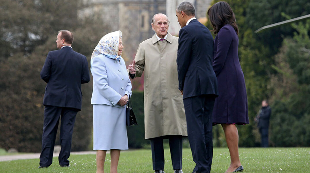 Ο πρίγκιπας Φίλιππος, με τη βασίλισσα Ελισάβετ, στο Κάστρο του Ουίντσορ, συνομιλούν με τον Μπαράκ και τη Μισέλ Ομπάμα