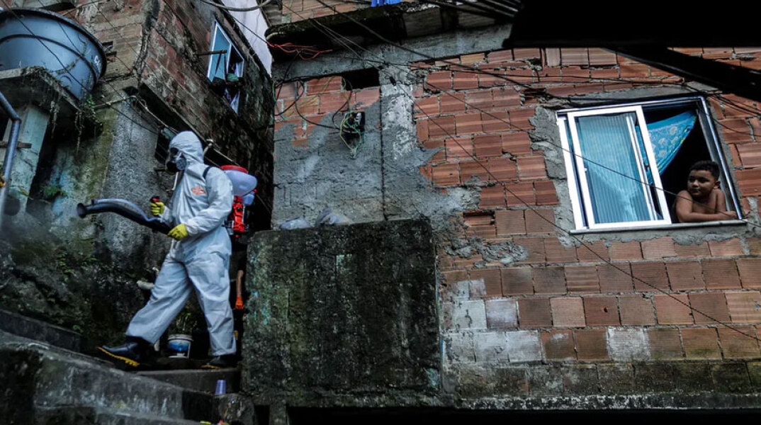 Βραζιλία - Κορωνοϊός: Απολύμανση για Covid-19 σε φαβέλα στο Ρίο ντε Τζανέιρο
