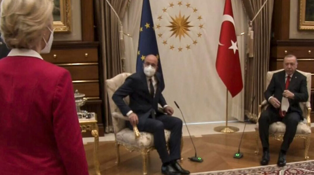 #SofaGate: Η Ούρσουλα Φον ντερ Λάιεν, πρόεδρος της Κομισιόν, έμεινε χωρίς καρέκλα στο Προεδρικό Μέγαρο στην Άγκυρα