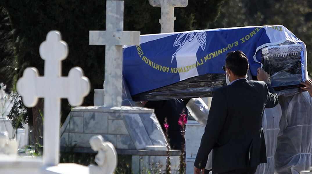 Βασίλης Σεβαστής - Κηδεία: Με σημαία του ΣΕΓΑΣ σκεπάστηκε το φέρετρο