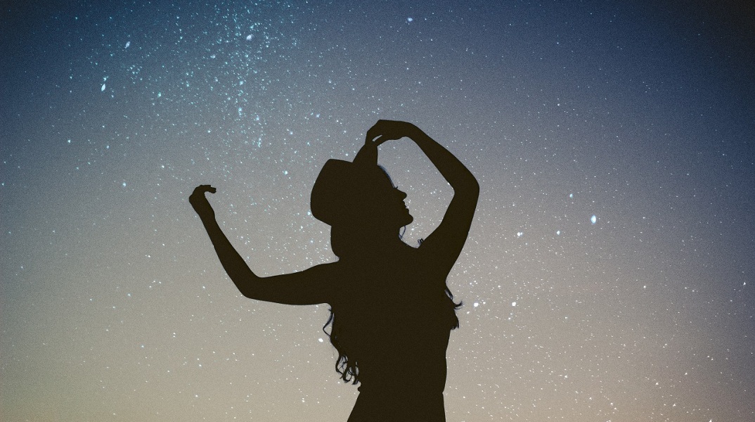 Γυναικεία σιλουέτα με φόντο έναστρο ουρανό