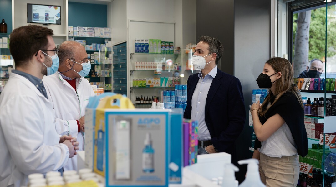 Self test από φαρμακείο της Καλλιθέας προμηθεύτηκε ο Κυριάκος Μητσοτάκης μαζί με την κόρη του, τη Δάφνη 