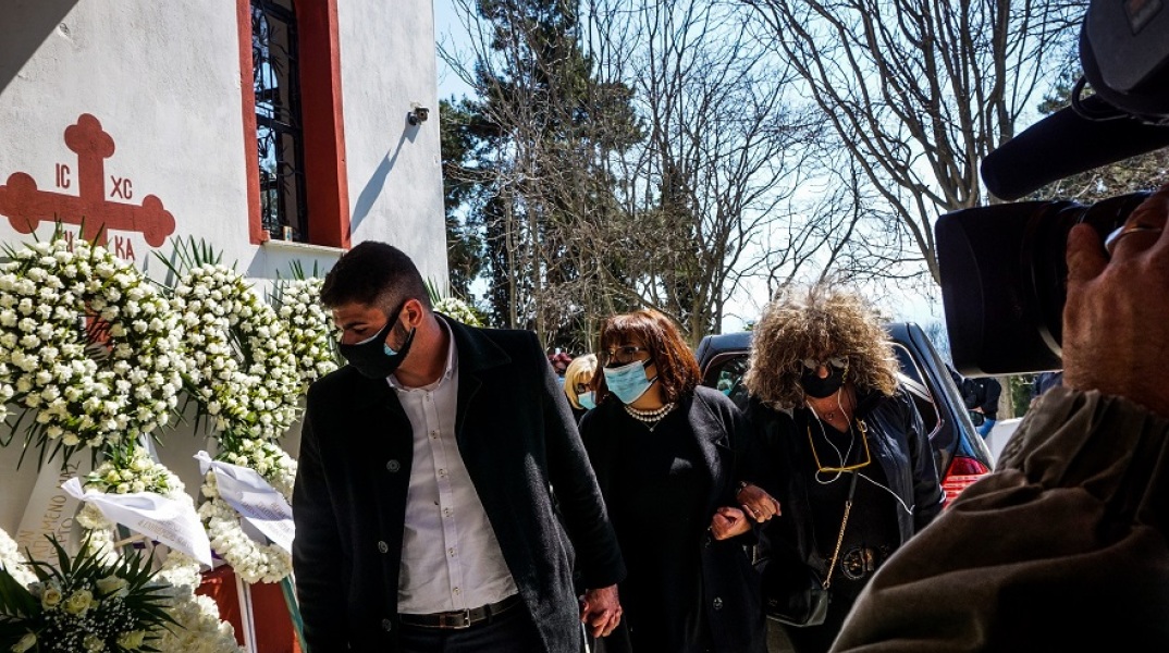 Στιγμιότυπο από την κηδεία του δημοσιογράφου, Γιώργου Καραϊβάζ