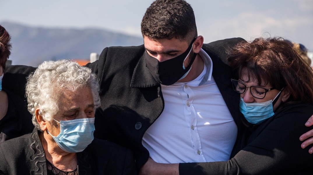 Στιγμιότυπο από την κηδεία του δημοσιογράφου, Γιώργου Καραϊβάζ