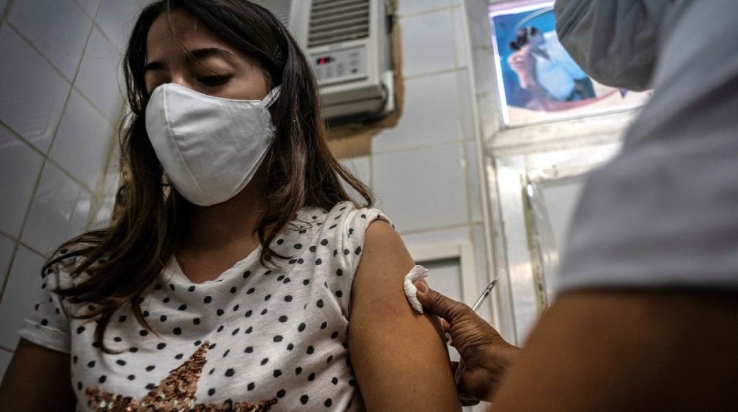 Γυναίκα εμβολιάζεται στην Κούβα