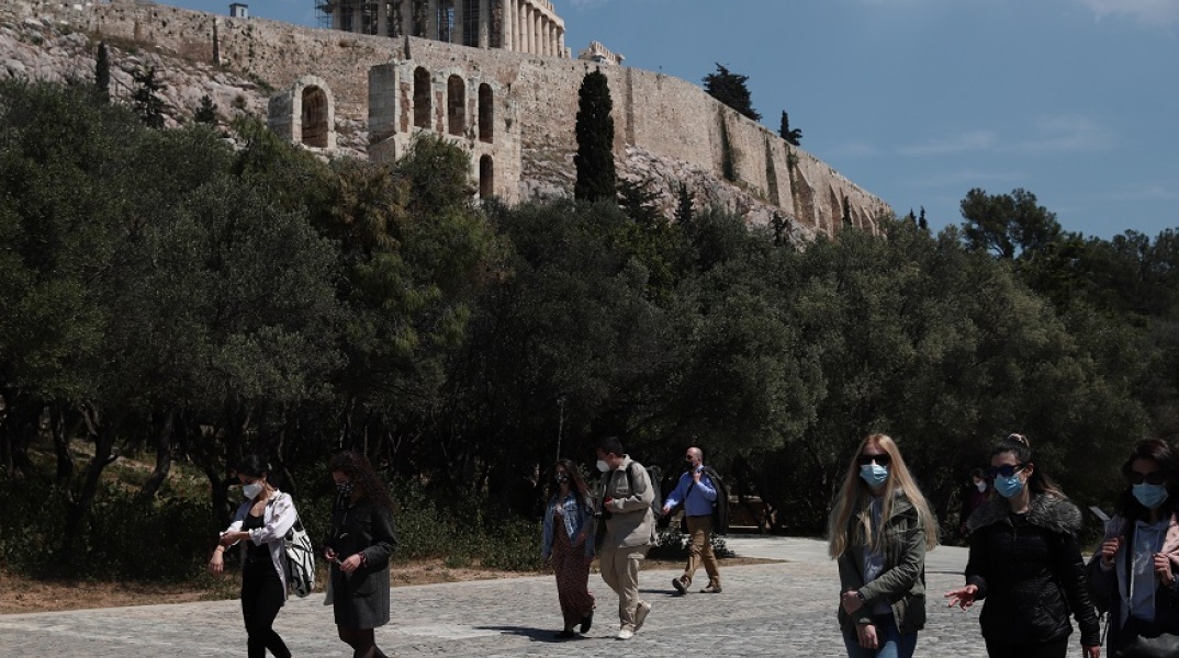 Στιγμιότυπο από τη βόλτα των πολιτών κάτω από τον Ιερό Βράχο