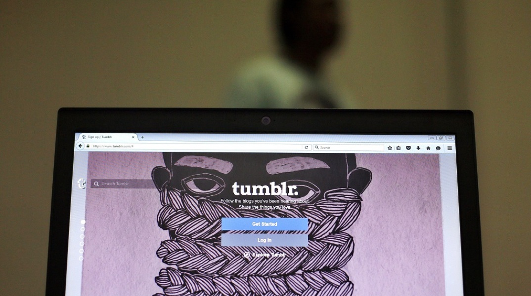 Υπολογιστής που δείχνει σελίδα του ιστότοπου tumblr