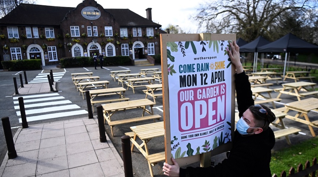 Οι Βρετανοί ετοιμάζονται για το άνοιγμα της εστίασης σε εξωτερικούς χώρους