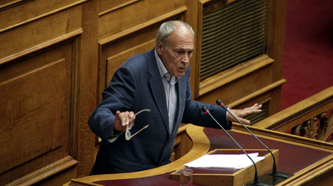 Ο Γιάννης Δημαράς στη Βουλή, όταν είχε εκλεγεί με τους Ανεξάρτητους Έλληνες - Ανακοίνωσε την πολιτική συνεργασία του με τον Γιώργο Τράγκα