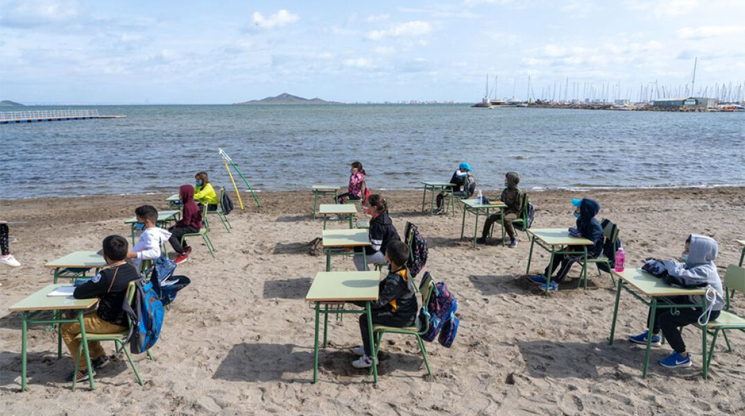 Ισπανία - Κορωνοϊός: Στη Μούρθια πήγαν τα θρανία στην παραλία, με τους μαθητές να κάνουν μάθημα δίπλα στη θάλασσα