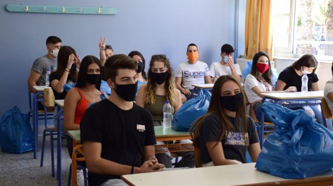 Μαθητές λυκείου με μάσκα στην τάξη