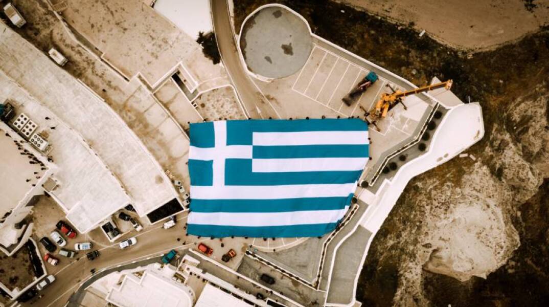 ΤΕΛΕΤΗ ΑΝΑΡΤΗΣΗΣ ΤΗΣ ΜΕΓΑΛΥΤΕΡΗΣ ΕΛΛΗΝΙΚΗΣ ΣΗΜΑΙΑΣ ΣΤΗΝ ΣΑΝΤΟΡΙΝΗ