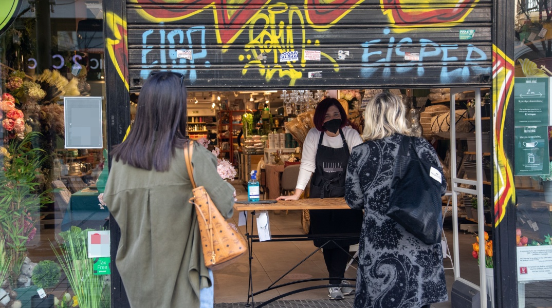 Στιγμιότυπο από το άνοιγμα του λιανεμπορίου