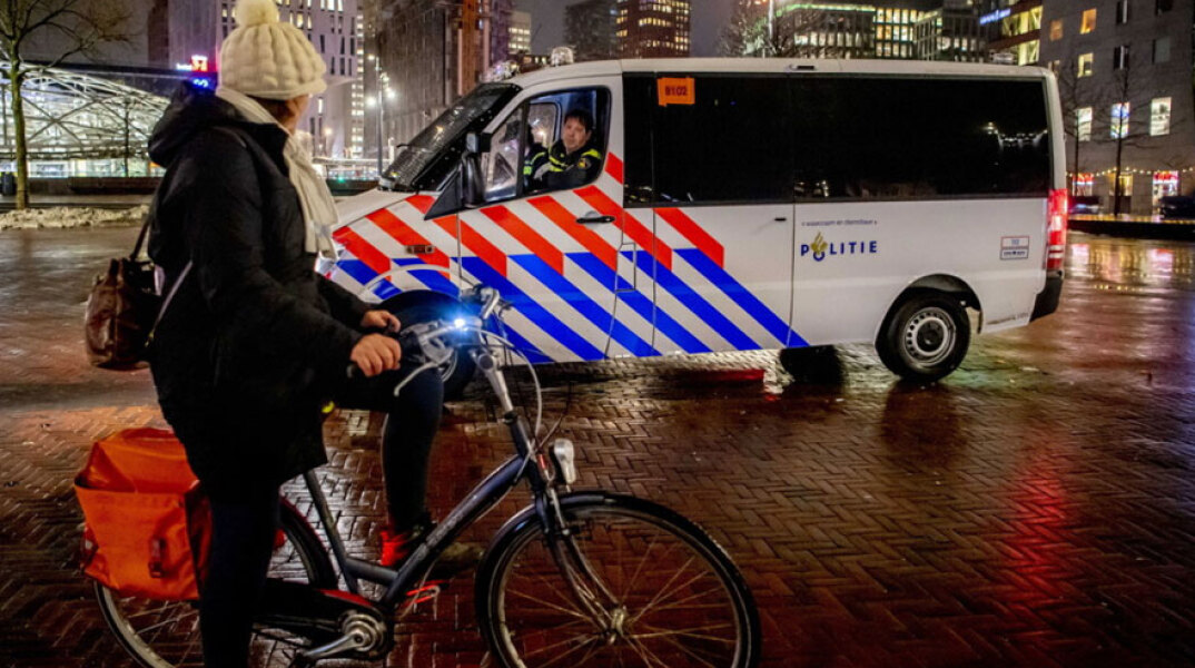 Ολλανδία - Κορωνοϊός: Αστυνομικός ενημερώνει ποδηλάτη για την απαγόρευση κυκλοφορίας