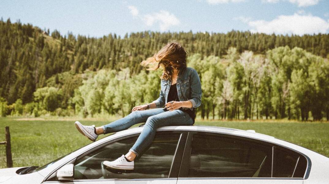 Κοπέλα πάνω στο αμάξι