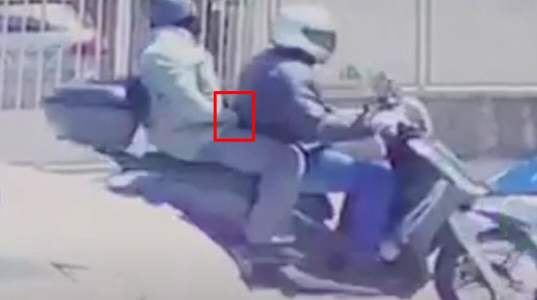 Δολοφονία Καραϊβάζ: Οι δύο δράστες διαφεύγουν με το μηχανάκι - Ο συνοδηγός κρατά το όπλο του εγκλήματος