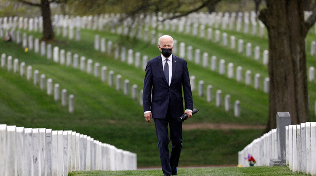 Ο Αμερικανός πρόεδρος Τζο Μπάιντεν βγαίνει από το κοιμητήριο του Άρλινγκτον