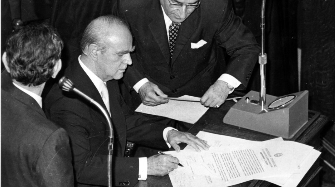 ο Κωνσταντίνος Καραμανλής από την ορκωμοσία του νέου Προέδρου της Δημοκρατίας κ. Κ. Τσάτσου το 1975